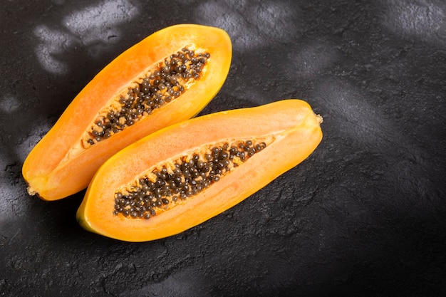 Papaya-Frucht auf der Tischplatteansicht