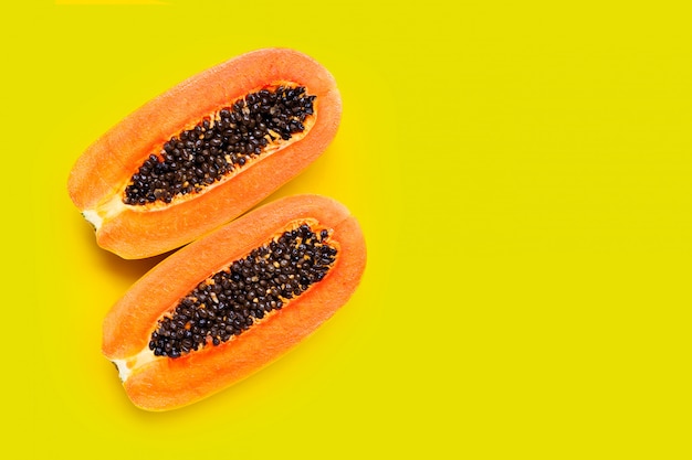 Papaya-Frucht auf gelbem Hintergrund.