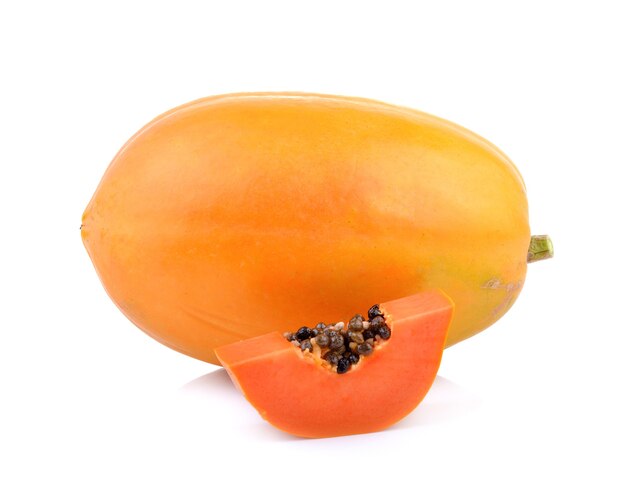 Papaya-Frucht auf Weiß