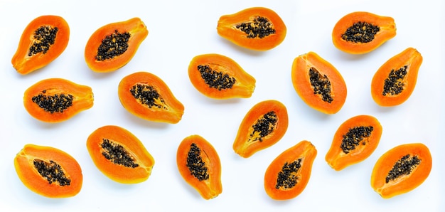 Papaya-Frucht auf weißem Hintergrund.