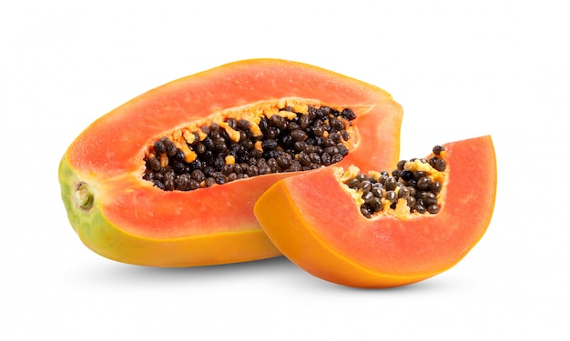 Papaya-Frucht mit Samen auf weißem Hintergrund. volle Schärfentiefe