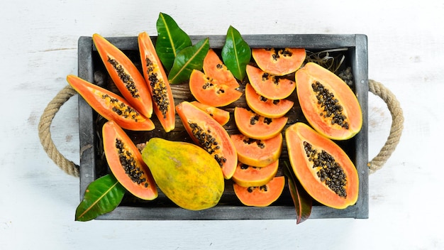 Foto papaya geschnittene papaya auf einem holzbrett tropische früchte draufsicht freier platz für text
