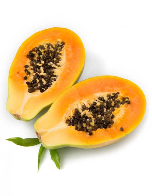 Papaya halb geschnitten