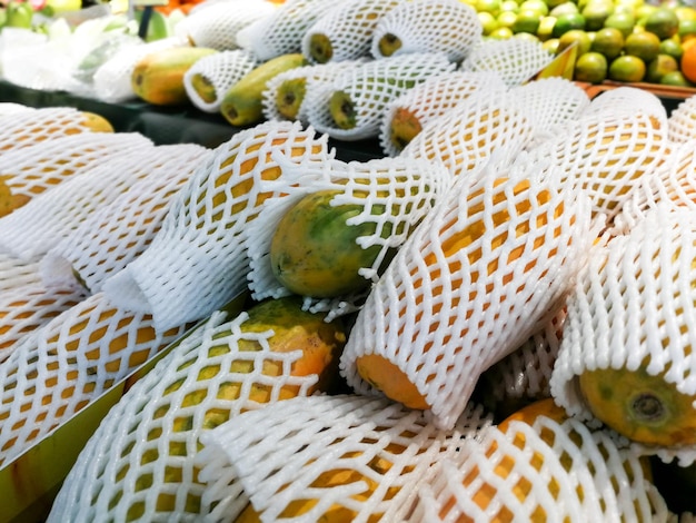 Papaya holandesa madura fresca en un puesto para vender en el mercado de frutasPapaya fruit