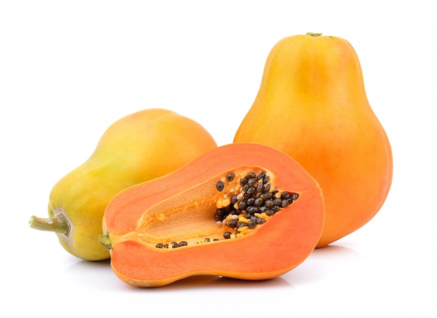 Papaya madura aislada