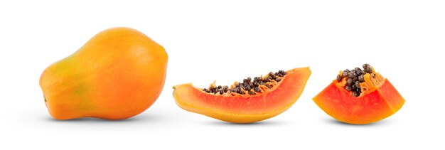 Papaya madura aislado en blanco