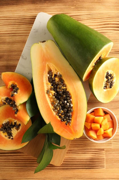 Papaya madura fresca en mesa de madera clara