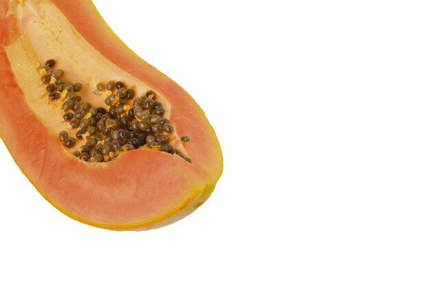 Papaya madura fresca con semillas aisladas en un fondo blanco