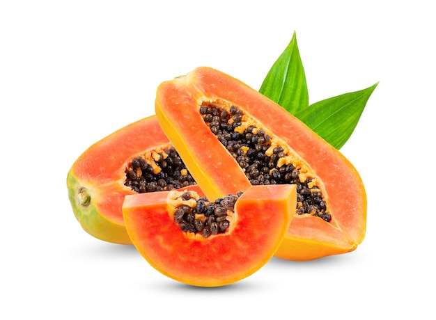 Papaya madura rebanada con hojas aisladas en blanco