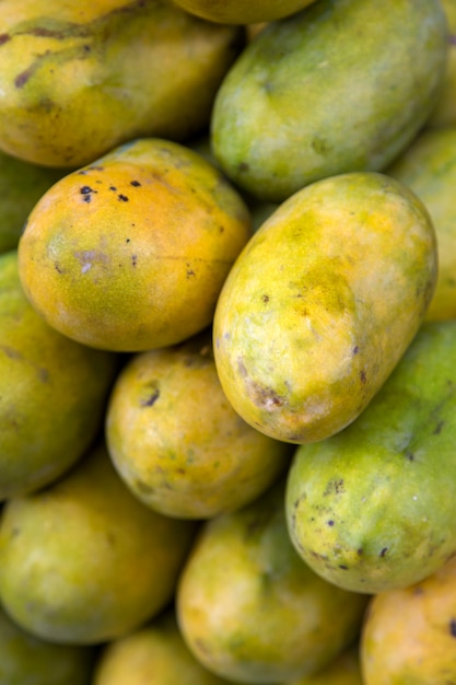 Papaya en el mercado en Mumbai, India