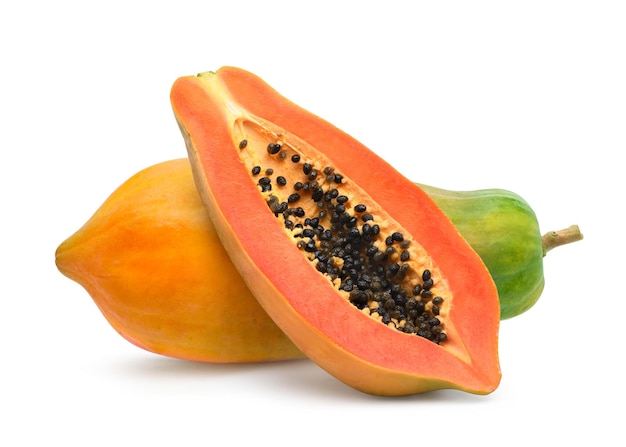 Papaya mit halbiert auf weißem Hintergrund.