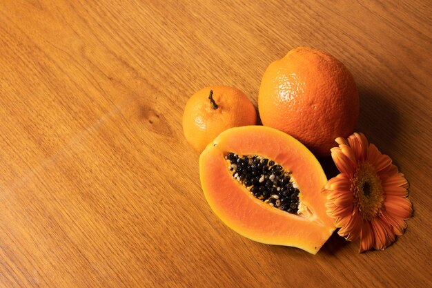 papaya y naranja en la mesa, fruta para el desayuno, vista superior