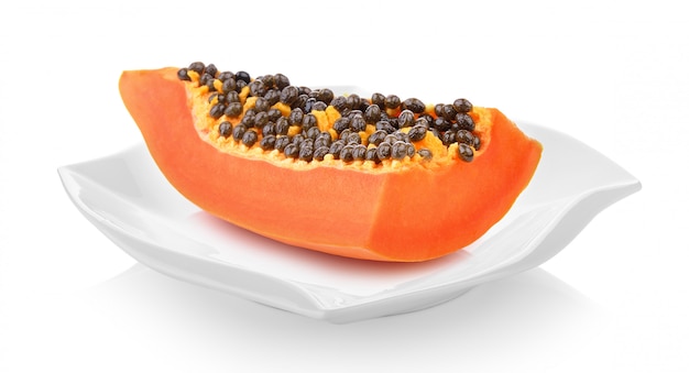 Papaya-Scheibe in einem Teller auf weißem Raum