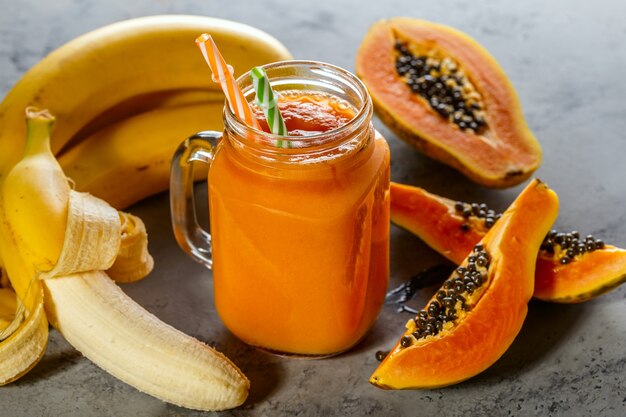 Papaya-Smoothie selektiver Fokus Detox-Diät-Essen vegetarisches Essen gesunde Ernährung Konzept