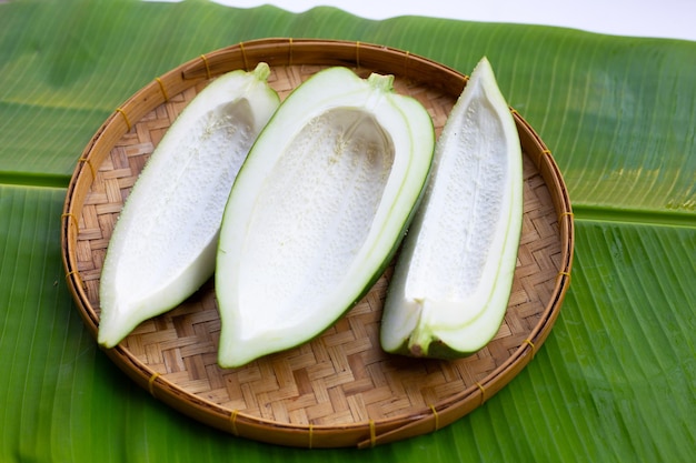 Papaya verde en hoja de plátano