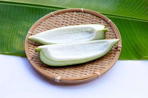 Papaya verde en hojas de plátano