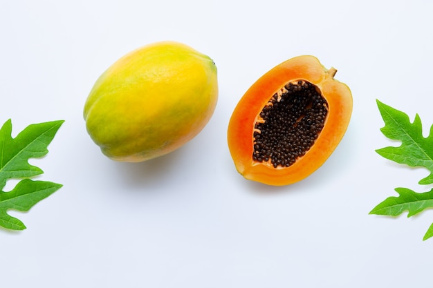Papayafrucht auf einem weißen Hintergrund.