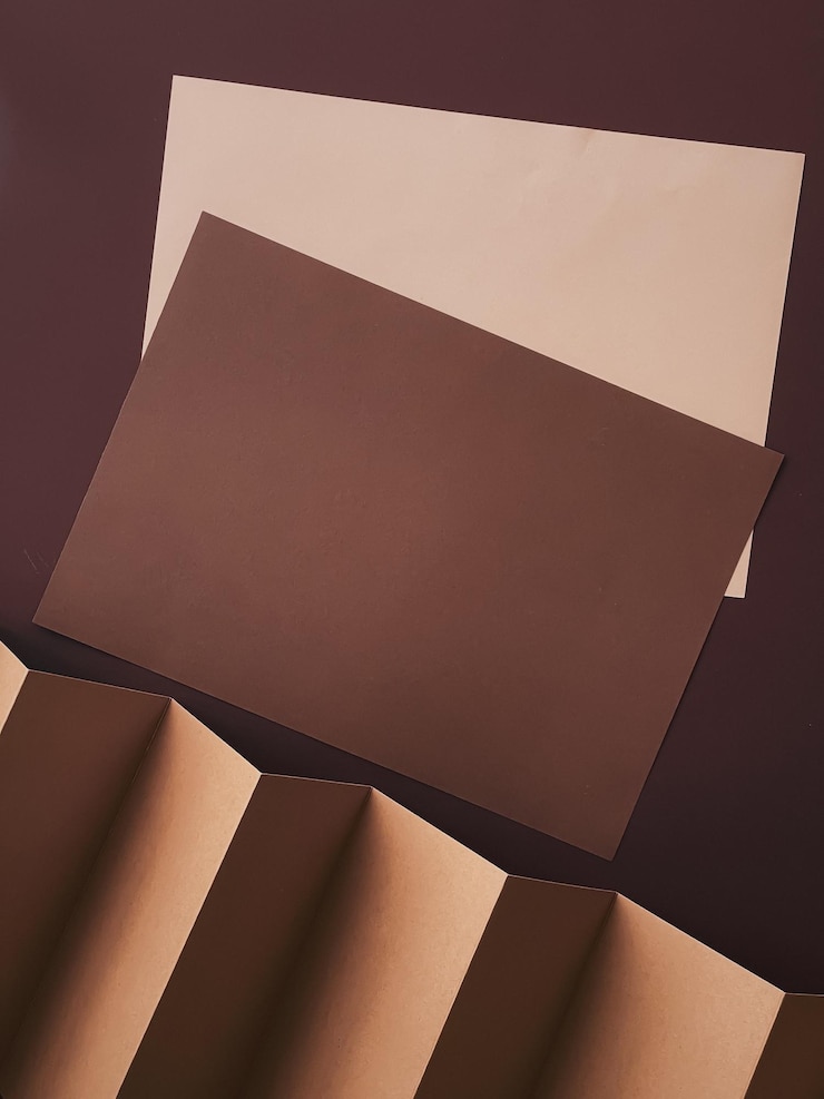 Foto papéis a4 bege e marrom como papelaria de escritório flatlay marca de luxo flat lay e design de identidade de marca para trabalho de maquetes e conceito de criatividade