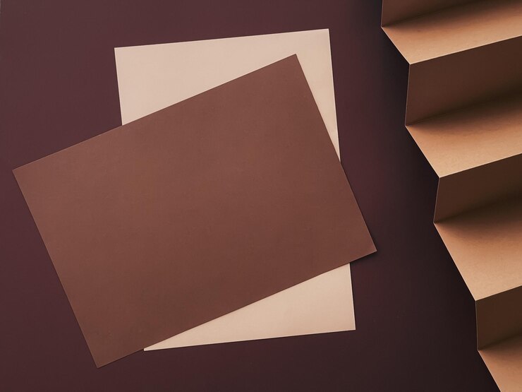 Foto papéis a4 bege e marrom como papelaria de escritório flatlay marca de luxo flat lay e design de identidade de marca para trabalho de maquetes e conceito de criatividade