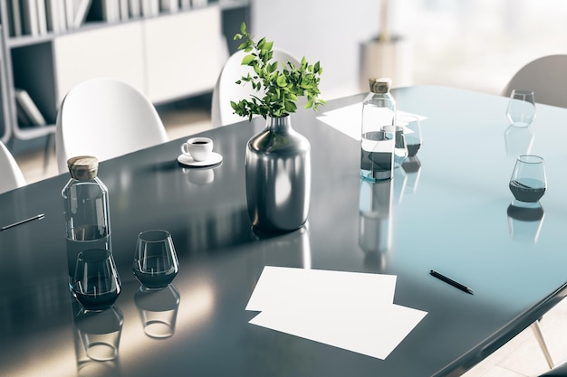 Papéis brancos em branco na mesa brilhante escura com óculos e vaso elegante na sala ensolarada