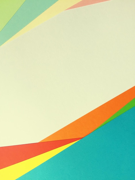 Papéis coloridos em fundo branco
