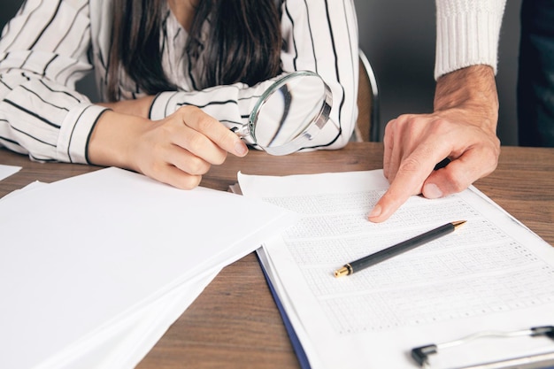 Papéis de estudo de homem e mulher