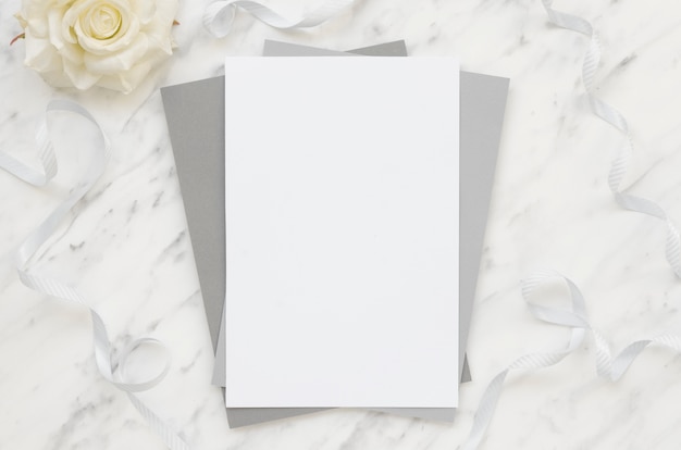 Foto papéis em branco na mesa de mármore