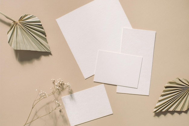 Papéis em branco na mesa.