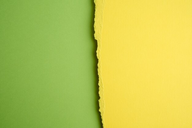 De papel amarillo, fondo verde