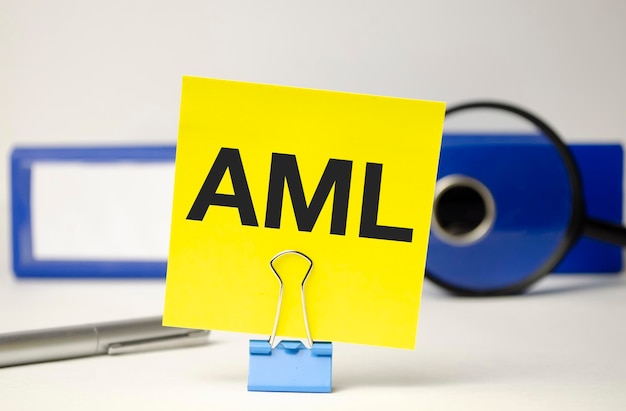 Papel amarillo con el texto AML AntiMoney Laundering