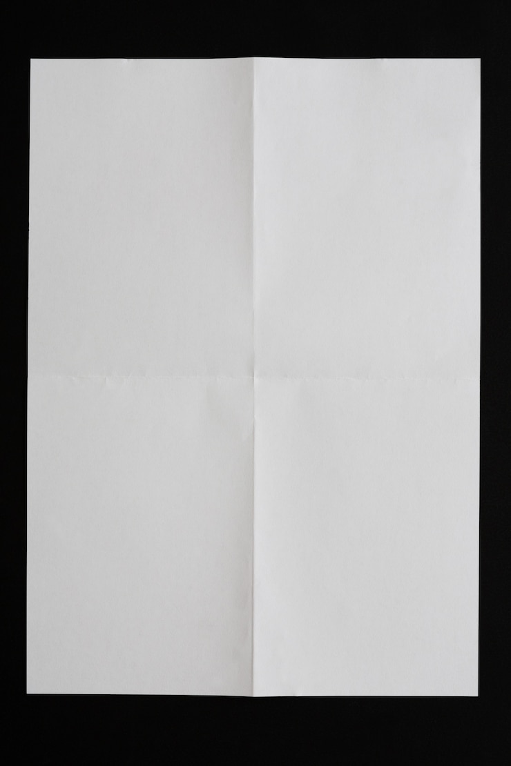 Foto papel arrugado aislado en negro