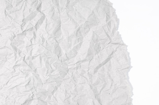 Papel arrugado gris rasgado sobre textura de cartón blanco. Fondo de papel en blanco con espacio de copia para texto y gráficos