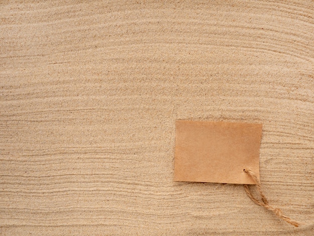 Papel artesanal com barbante na textura da areia do mar.