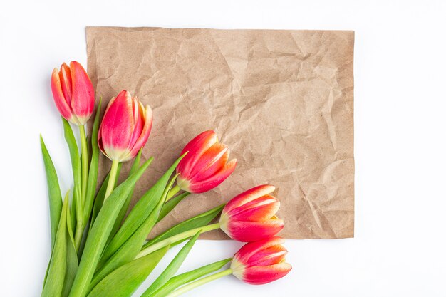 Papel artesanal decorado con flores de tulipanes rojos.