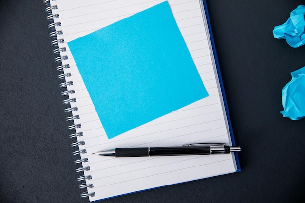 Papel azul en el bloc de notas