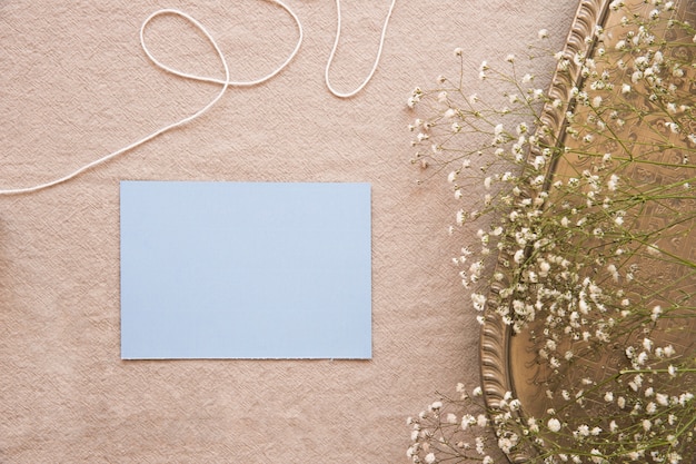 Papel azul na composição com acessórios vintage