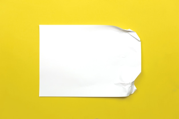 Papel blanco arrugado sobre papel de arte amarillo