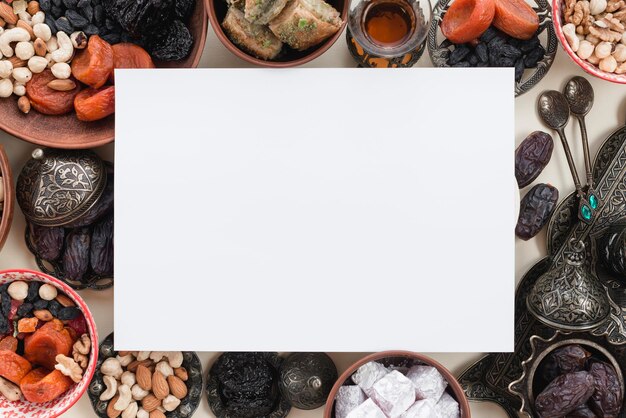 Foto papel blanco en blanco dulces tradicionales nueces ramadán