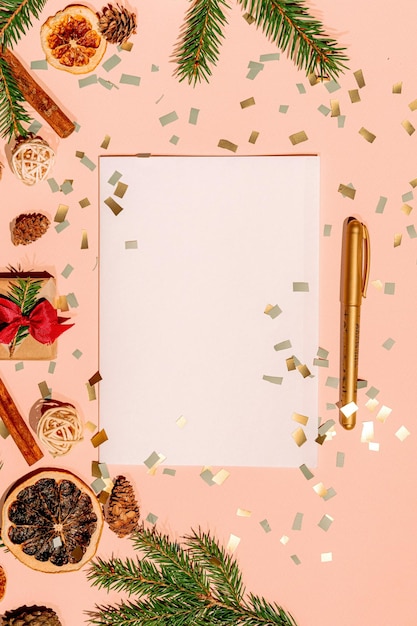 Foto un papel blanco en blanco junto a una pluma en una superficie rosa foto de stock