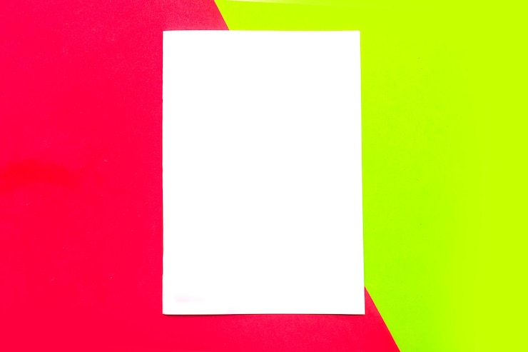 Foto papel blanco en blanco sobre fondo de papel geométrico rojo y verde copiar espacio para el texto