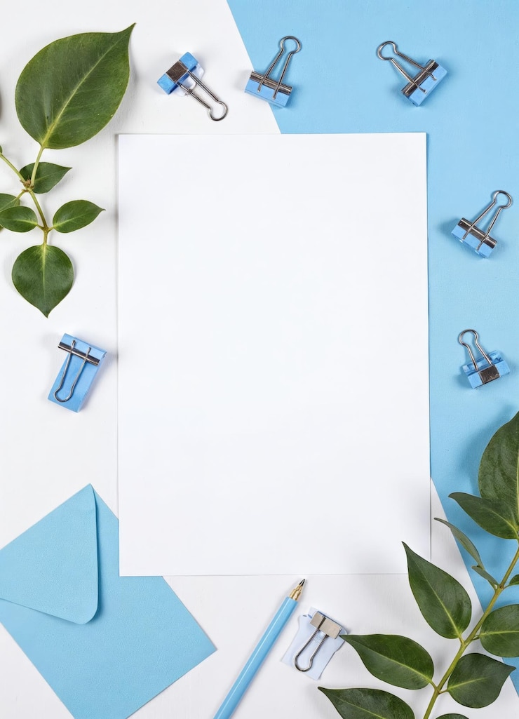 Foto papel en blanco clips de papel azul papel azul y blanco con plantas en una vista superior de la mesa