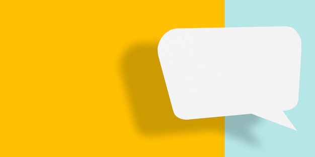 Papel blanco en forma de globo de habla vacío aislado en burbujas de comunicación de fondo azul amarillo-luz