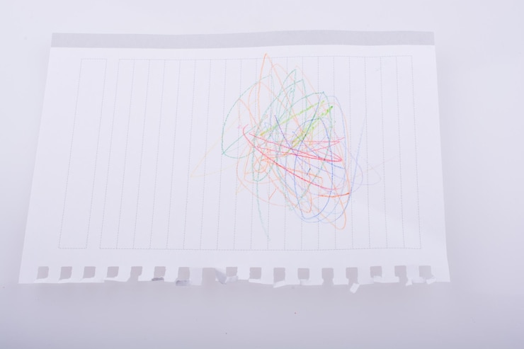Foto papel en blanco garabateado con lápices de color