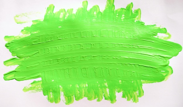 Papel blanco con manchas de pintura de color verde claro.