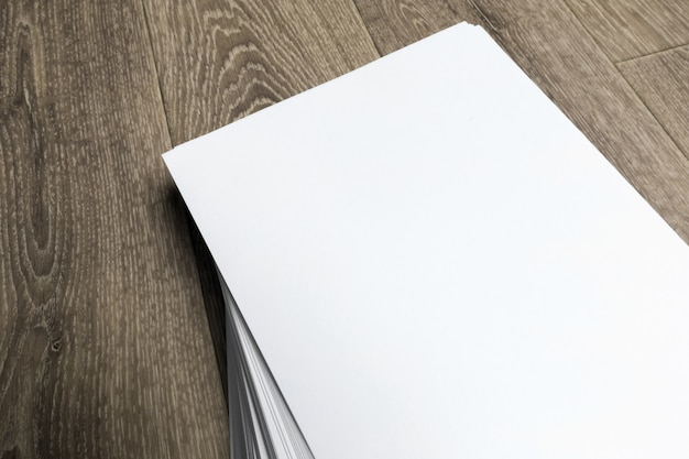 Papel en blanco en una mesa de madera