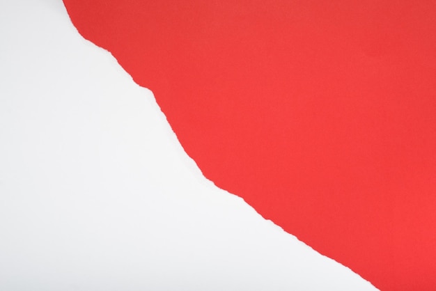 Papel blanco rasgado sobre fondo naranja Espacio para el texto
