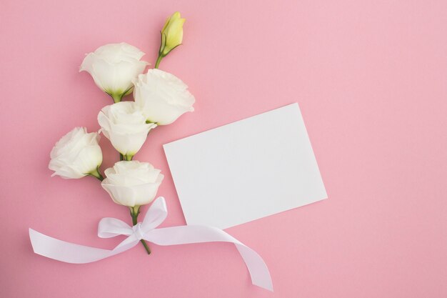 Papel en blanco con rosas y cinta