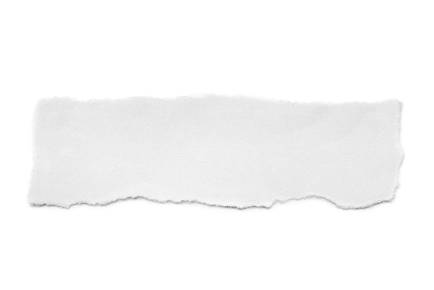 Papel blanco roto sobre un fondo blanco