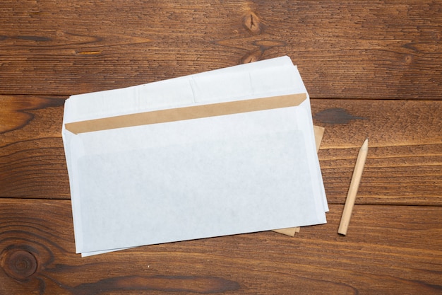 Papel en blanco, sobre en mesa de madera