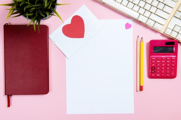 Papel blanco vacío y corazón con fondo de color. Día de San Valentín. Espacio vacío para espacio de copia